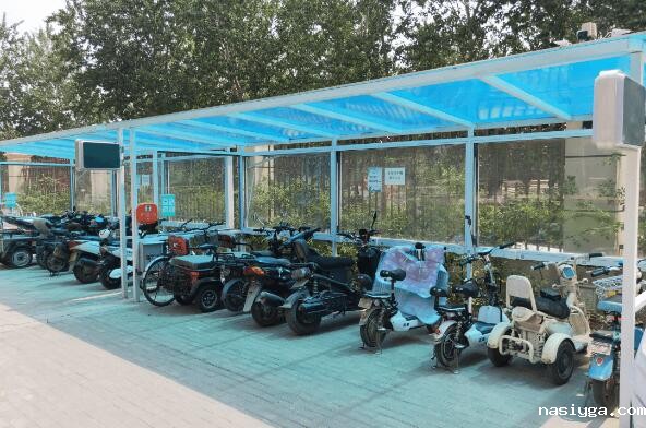 伟德app官网下载安卓苹果手机塑胶手把手教你怎么安装PC耐力板雨棚