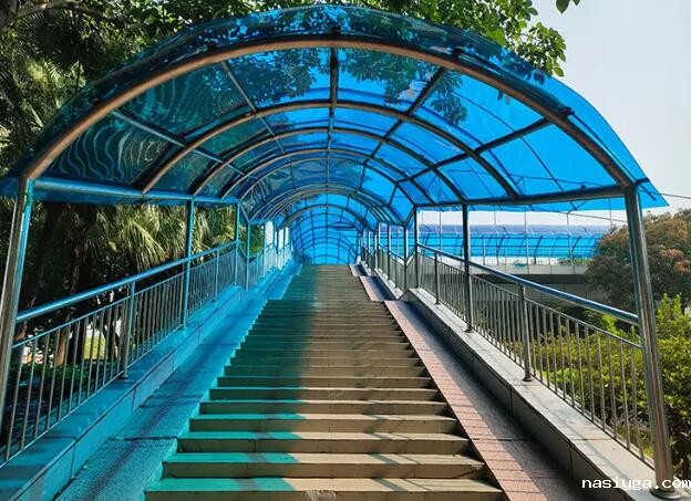 PC耐力板雨棚车棚和玻璃雨棚哪个更好？