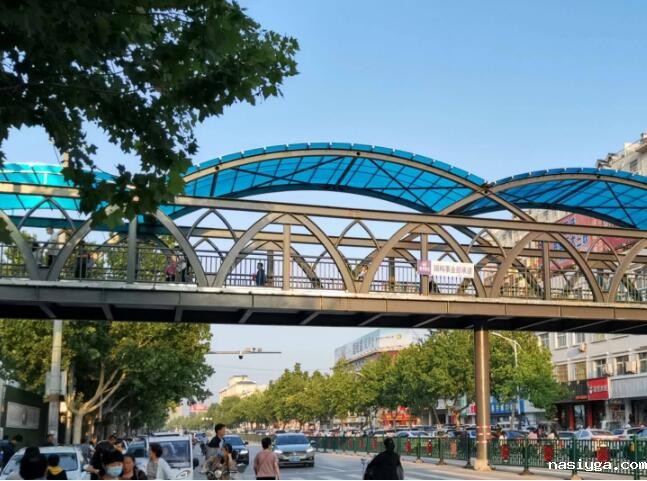 行人过街天桥顶棚使用PC阳光板安全又耐用